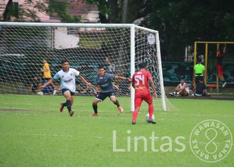 Pertandingan Sepak Bola Persahabatan Yonif Raider 100/PS dengan Tim PSAD