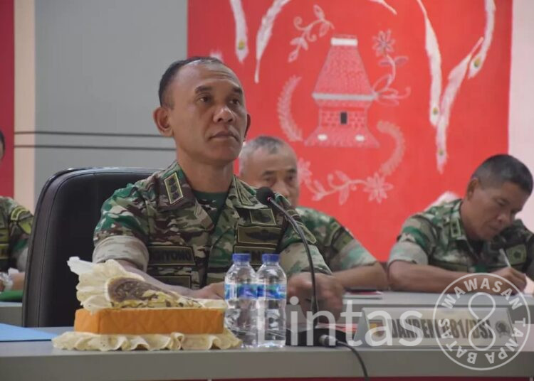 Danrem 081/DSJ dan Staf Terima Arahan dari Pangdam Mayjen TNI Farid Makruf