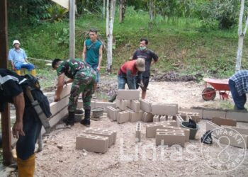 Satgas Pamtas Yonif 645/Gardatama Yudha Karya Bhakti Bantu Bangun Dapur Sekolah Perbatasan