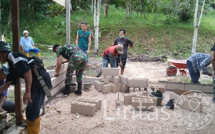 Satgas Pamtas Yonif 645/Gardatama Yudha Karya Bhakti Bantu Bangun Dapur Sekolah Perbatasan