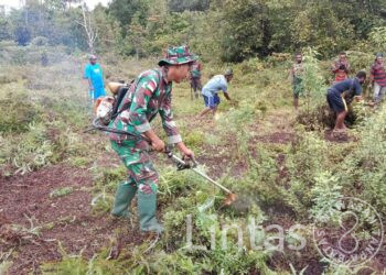 Peduli Kebersihan Lingkungan, Prajurit Satgas Pamtas Yonif 725/Woroagi bersama Masyarakat di Perbatasan Melaksanakan Karya Bakti Rutin