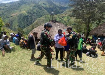 Personel Pos Balingga Satgas Yonif Mekanis 203/AK Hadiri Acara Kedukaan di Distrik Balingga