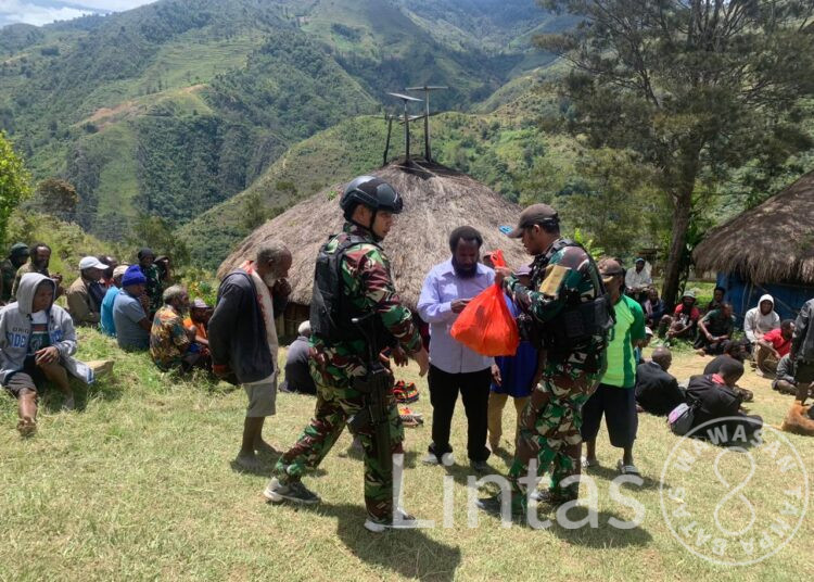 Personel Pos Balingga Satgas Yonif Mekanis 203/AK Hadiri Acara Kedukaan di Distrik Balingga