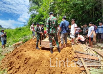 Atasi Kesulitan, Satgas Pamtas Yonif 645/Gardatama Yudha Bantu Prosesi Pemakaman Warga Perbatasan