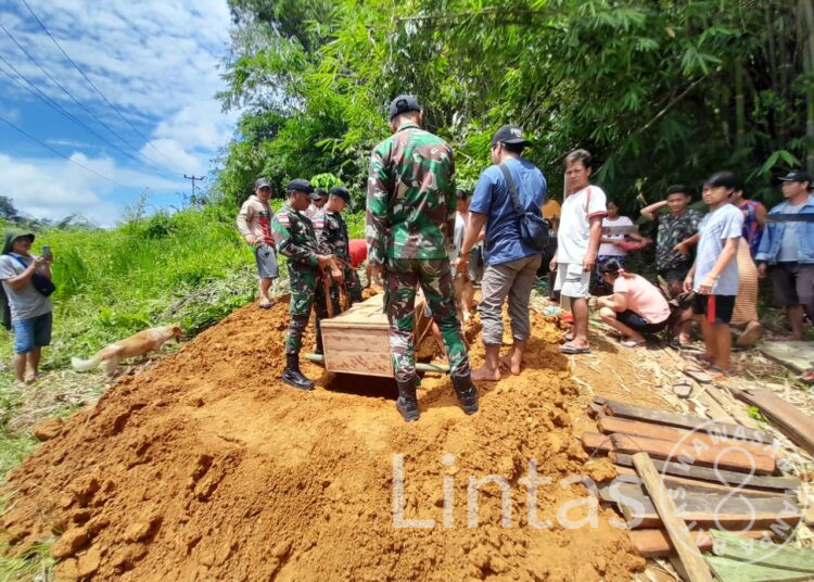 Atasi Kesulitan, Satgas Pamtas Yonif 645/Gardatama Yudha Bantu Prosesi Pemakaman Warga Perbatasan