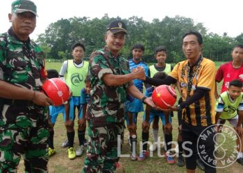 TNI Serahkan Bantuan Bola Kepada SSB Gelora Wonopringgo