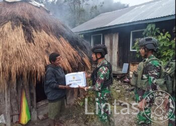 Gelar Bakti Sosial di Papua, Satgas YR 321/GT Bagikan Sembako Masyarakat Distrik Dal