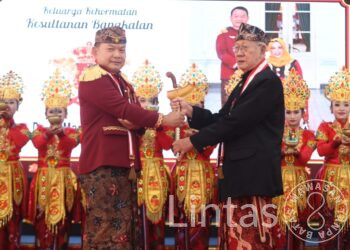 Kasad Terima Gelar Kesultanan Bangkalan Madura