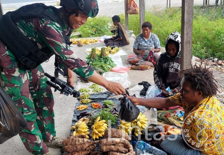 Tingkatkan Ekonomi Masyarakat Kenyam, Satgas Yonif R 514 Kostrad Borong Hasil Bumi
