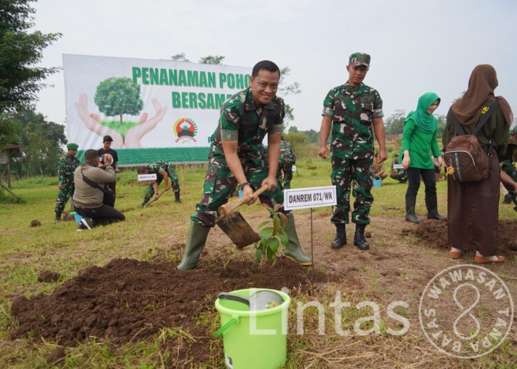 Tanam Pohon Keras, Bentuk Kepedulian Korem Wijayakusuma Antisipasi Bencal di Wilayah