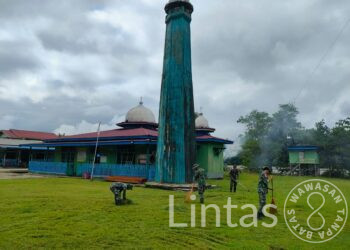Jelang Bulan Suci Ramadhan, Satgas Pamtas Yonarmed 5 Pancagiri Bersihkan Masjid dan Tempat Pemakaman bersama Masyarakat Perbatasan