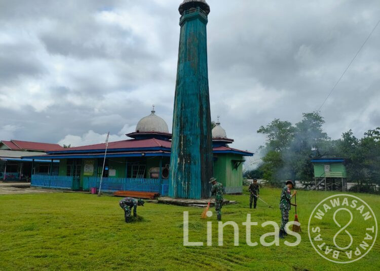 Jelang Bulan Suci Ramadhan, Satgas Pamtas Yonarmed 5 Pancagiri Bersihkan Masjid dan Tempat Pemakaman bersama Masyarakat Perbatasan