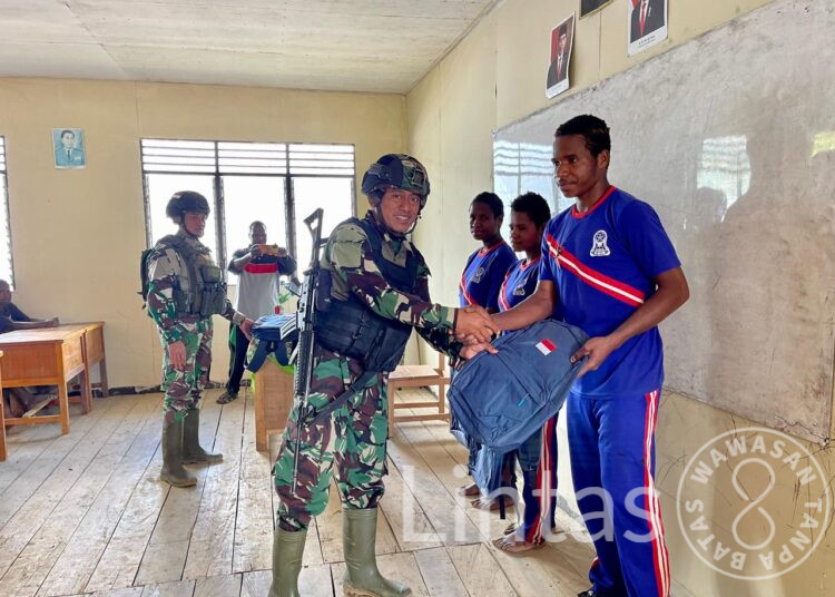 Tumbuhkan Semangat Belajar! Satgas YR 321/GT Bagikan Tas Sekolah, Dukung Pendidikan Anak Distrik Mbua Papua Pegunungan