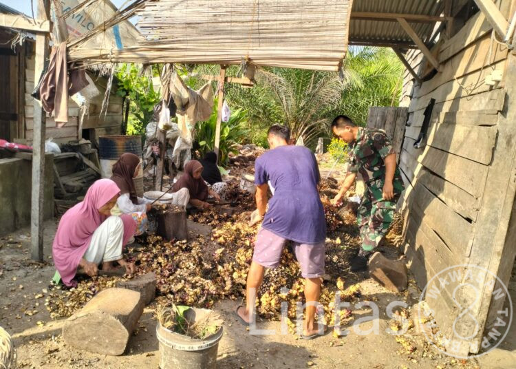 Bangun semangat petani Serka Parmin menyambangi petani Sawit