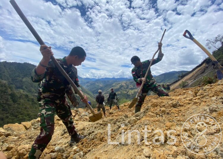 Pos Balingga Satgas Yonif Mekanis 203/AK Bersama Masyarakat Distrik Balingga Perbaiki Akses Jalan Tertimbun Longsor