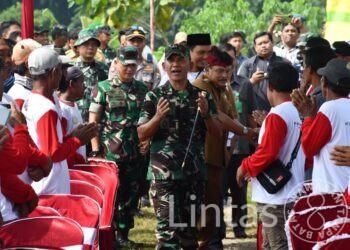 Panen Raya di Nganjuk, Danrem Kolonel Inf H. Sugiyono Disambut Sholawat