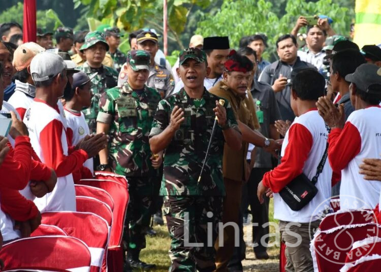 Panen Raya di Nganjuk, Danrem Kolonel Inf H. Sugiyono Disambut Sholawat