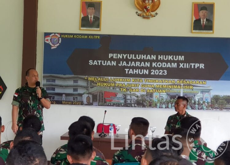 Minimalisir Pelanggaran, Kakumdam XII/Tpr Beri Penyuluhan Hukum Kepada Prajurit Garnizun Sintang dan Sanggau