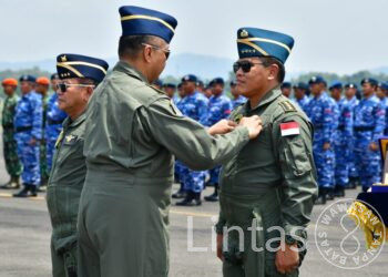 Keren… Jajal F16, Kasal Terima Brevet Wing Penerbang Kehormatan TNI AU
