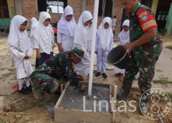 Anggota Koramil 19/Idm Pasang Tiang Bendera di Madrasah Ibtidaiyah Bustanul Suqra Alue Ie Merah