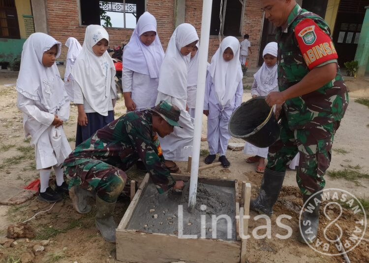 Anggota Koramil 19/Idm Pasang Tiang Bendera di Madrasah Ibtidaiyah Bustanul Suqra Alue Ie Merah