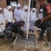 Anggota Koramil 19/Idm Pasang Tiang Bendera di Madrasah Ibtidaiyah Bustanul Suqra Alue Ie Merah