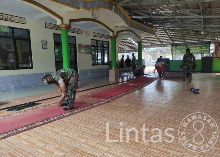 Jelang Bulan Suci Ramadhan, Anggota Koramil 0111/Pagelaran Kerja Bakti Bersihkan Mesjid