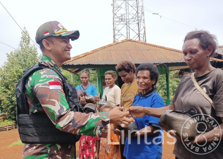 Berbagi Kebahagiaan kepada Masyarakat di Perbatasan, Satgas Pamtas Yonif 725/Woroagi Membagikan Sembako kepada Masyarakat.