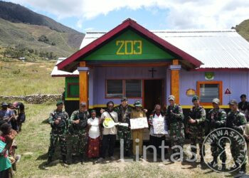 Komandan Satgas Yonif Mekanis 203/AK Meresmikan Monumen Kasih Karunia di Distrik Malagayneri