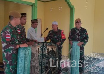 Berikan Kenyamanan Ibadah Sholat Tarawih, Satgas Pamrahwan Yonarhanud 3/YBY Pos Obi Bantu Karpet Sejadah