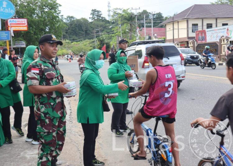 Peduli Sesama, Kodim 1204 Sanggau Bagikan Takjil Kepada Masyarakat