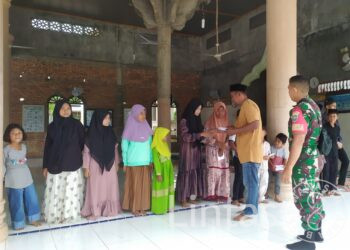 Serda Suyanto Dampingi Perangkat Desa Salurkan Santunan Kepada 14 Yatim di Seuneubok Punteut
