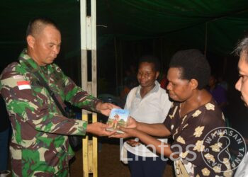 Ibadah Bersama Menjelang Prapaskah, Satgas Yonif 725/Woroagi Berikan Alkitab, Sembako Dan Pakaian