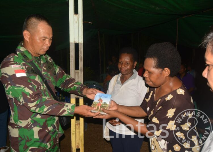 Ibadah Bersama Menjelang Prapaskah, Satgas Yonif 725/Woroagi Berikan Alkitab, Sembako Dan Pakaian