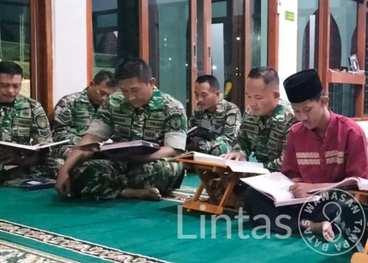 Makmurkan Masjid di Bulan Ramadan, Anggota Korem 081/DSJ Tadarus Bersama