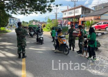 Koramil 1204 – 15 /Sekadau Hilir dan Persit Ranting 16 bagi-bagi takjil jelang waktu berbuka puasa