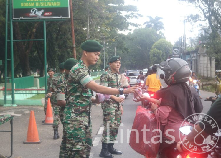 Yonif Raider 300/Bjw Bagikan Takjil untuk Warga Cianjur