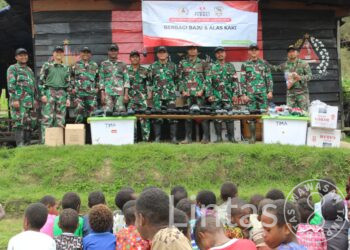 Menyambut Bulan Ramadhan, Satgas Yonif Mekanis 203/AK Bersama Artha Graha Berbagi Pakaian Untuk Masyarakat Desa Tima