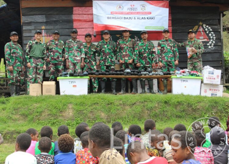 Menyambut Bulan Ramadhan, Satgas Yonif Mekanis 203/AK Bersama Artha Graha Berbagi Pakaian Untuk Masyarakat Desa Tima