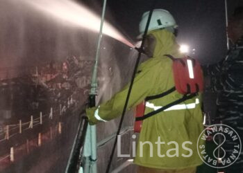 Kapal Pengangkut BBM Terbakar, TNI AL Kirim Tim SAR & Kesehatan