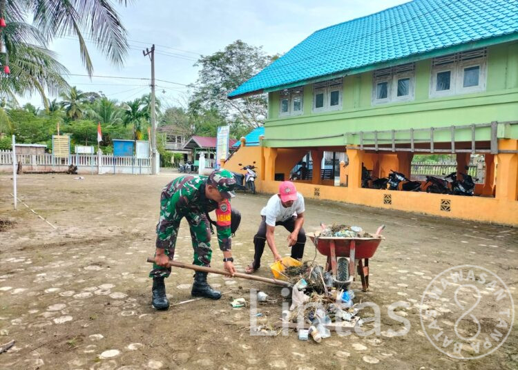 Resfek Sertu Syukri Selaku Bintara Pembina Desa Untuk Kebersihan Lingkungan