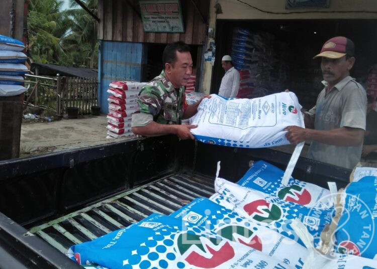 Meskipun Dalam Keadaan Berpuasa, Babinsa Azis Zakaria Tak Kendurkan Niat Bantu Angkat Pupuk Warga Binaan