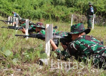 Dandim 0309/Solok Pimpin Langsung Latihan Menembak Personilnya