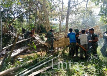 Satgas Yonarmed 5/Pancagiri, Dirikan Jembatan Bambu
