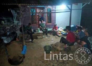 Hadir Ditengah Masyarakat, Babinsa 0116/Cikeusik Bantu Korban Bencana Kebakaran