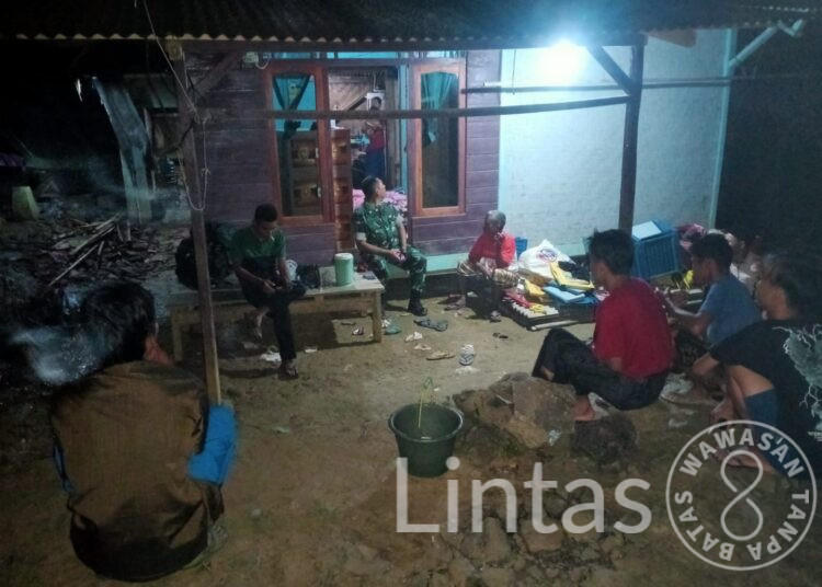 Hadir Ditengah Masyarakat, Babinsa 0116/Cikeusik Bantu Korban Bencana Kebakaran