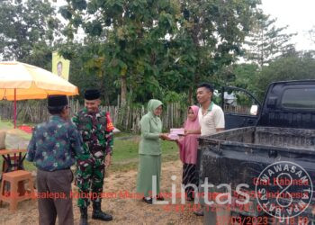 Peduli Sesama di bulan Ramadhan,Babinsa Koramil 1416-07/Tampo Kodim Muna Bersama Ibu Persit Bagikan Takjil Buka Puasa