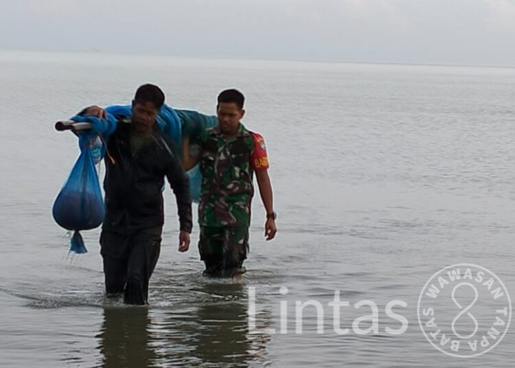 Bantu Nelayan Musiman, Ini Pesan Serda Jumadika, Saat Menjaring Udang