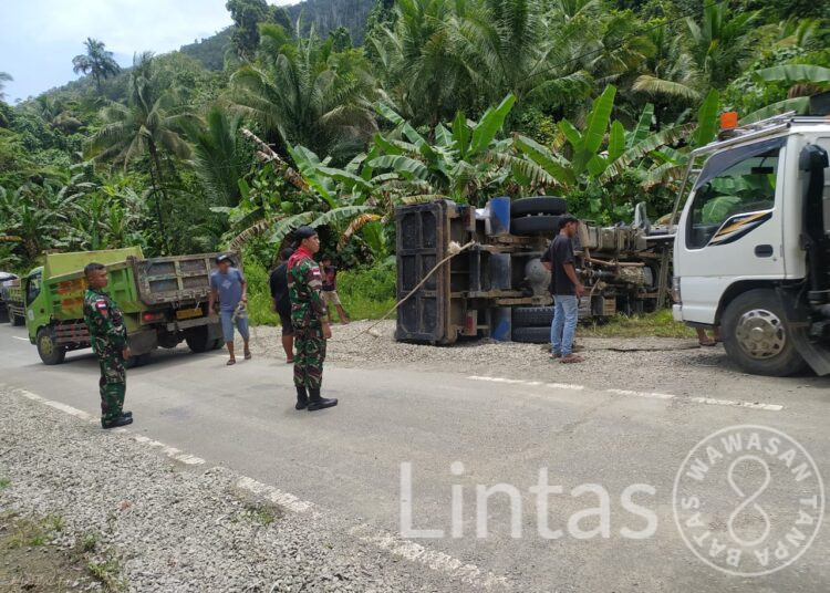 Satgas Pamrahwan Yonarhanud-3/YBY Sigap Bantu Evakuasi Truk Terguling
