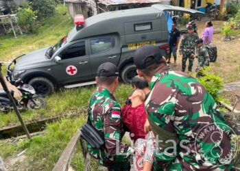 Mengalami Sesak Nafas dan Lemas, Satgas Pamtas Yonarmed 19/Bogani Sigap Evakuasi Nenek Regina